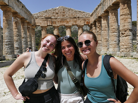 UNI students at Segesta
